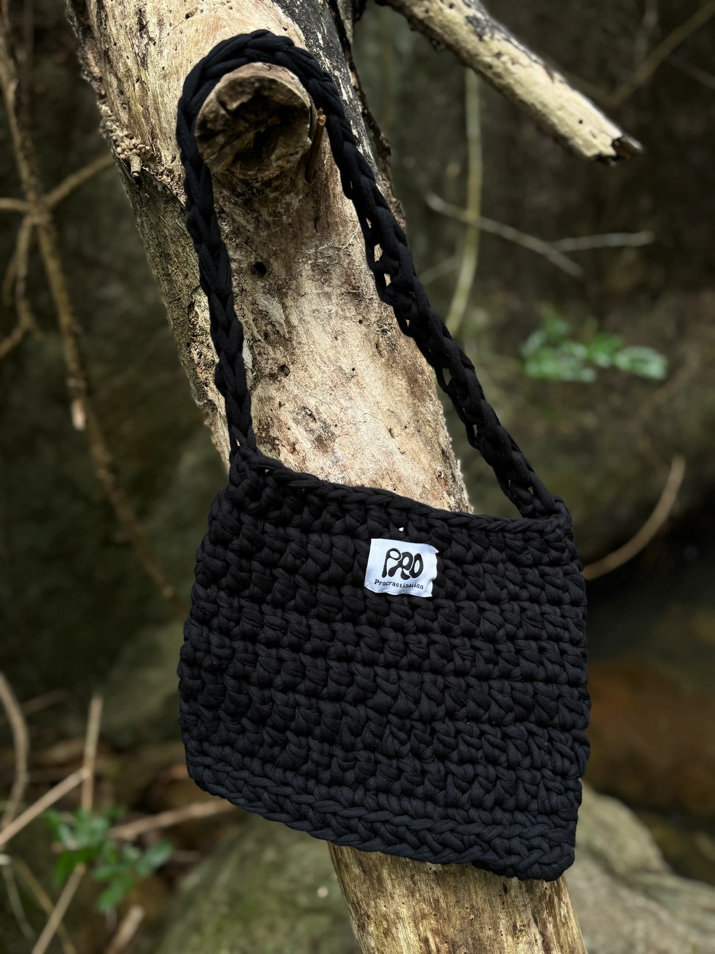 Crochet crossbody bag - black